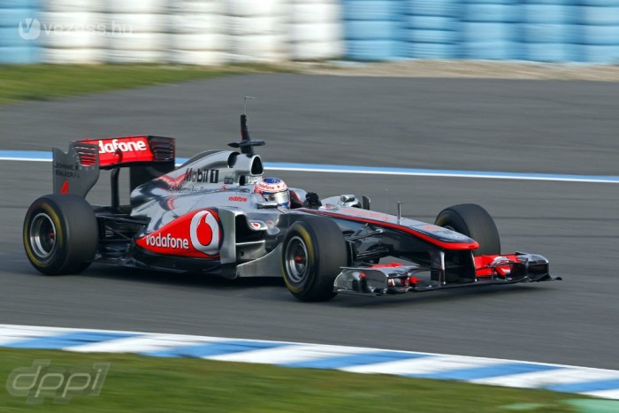 F1: Botrányos autóval jöhet a McLaren