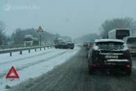 Bármikor történhet baleset órákig tartó műszaki mentéssel. Érdemes fél tanknál megitatni az autót, hogy legyen mivel fűteni. Készítsünk be a pokrócnál hasznosabb hálózsákot a hideg ellen!