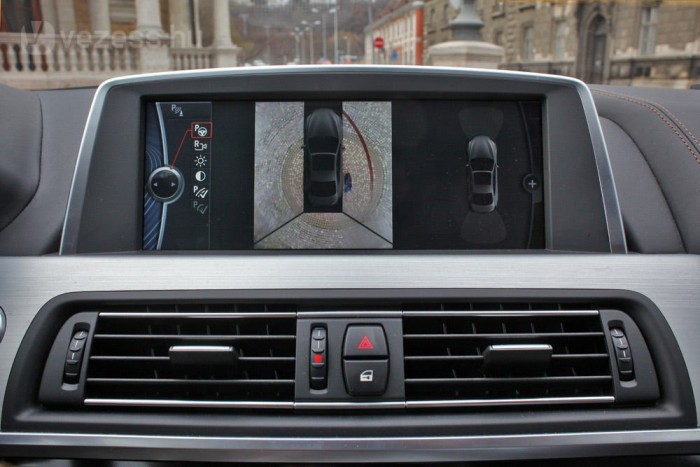 Fentről mutatja az autó környezetét a kamararendszer, megkönnyítve a parkolást