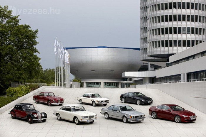 BMW 640d – Ahová nem jut be a világ baja 6 1939-ben készült a 327/328 kupé lent a bal szélen. A bordó egy 503 Coupé Sport 1953-ból, lent balról a második autó egy fehér BMW 3200 CS Bertone, jobbra felette egy 1973-as 3,0 CSi tündököl. A hatos kupék közül ezüstben ragyog az 1981-es E24 635 CSi, mellett két a 650i áll 2007-ből illetve 2011-ből