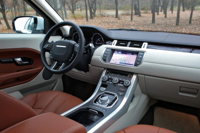 Majdnem mindenhol kifogástalanok az anyagok. Ami alumíniumnak néz ki, az itt alumínium