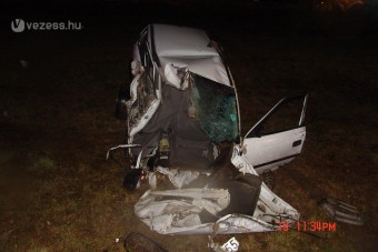 Az átjáróban ragadt az autó, jött a vonat...