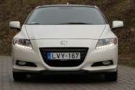 A Vezess.hu új tartósteszt-autója a Honda kis hibrid kupéja, a CR-Z. Beszámolunk fogyasztásról, szerviztapasztalatainkról, komfortról, és arról, mennyire nézik a kis fehér különlegességet az emberek