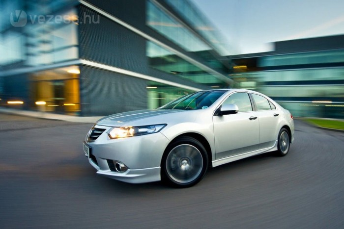 Aki keveset autózik, nem nyúl mellé a benzines Accorddal. Átlaga 9 liter alatti