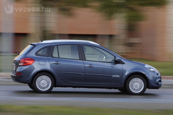550 ezres árengedménnyel jó vétel a Clio kombi. A 99 lóerős turbómotorban van élet