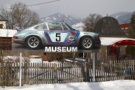 Ha a díszes zuffenhauseni Porsche komplexum túl messze van, de mégis régi Porschék látványára vágyik az autóbolond, akkor elég a karintiai Gmünd-ig utazni.