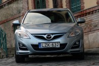 Amit vezetési élményben ekkora mérettel és 1,4 tonnával meg lehet csinálni, azt a Mazda6-tól megkapjuk