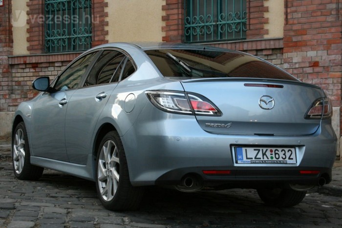 Miért nem vesznek benzines Mazda6-ot? 8 Országúton izgalmas sietni a Mazda6-tal. Autópályán elhalkul és kulturált utazóautóként szolgál, elöl-hátul rengeteg hellyel, igen jó ülésekkel