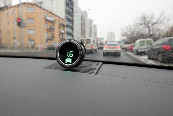 Hightech kamerával a tragédiák ellen 9 | Vezess Zöld fény jelzi a készenlétet, a riasztások színe piros. A vezető gyakran kihagy, de a gép figyel helyette, bár messze nem százszázalékos találati pontossággal