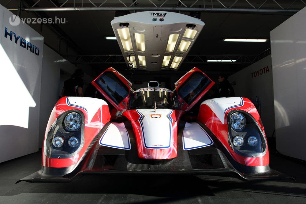 Hibriddel nyerne Le Mans-ban a Toyota 5