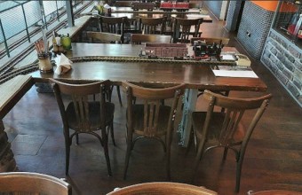 Vonat viszi a sört az étteremben