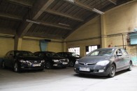 Az unalmas hivatalnokautók mellett 10 darab Honda Civic Hybridet is koptat évek óta az államigazgatás. Megnéztük, hogy miként bírják a gyűrődést, és mennyi az éves javítási költségük.