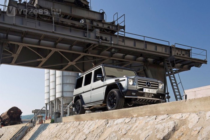 Luxusterepjáró készülhet Magyarországon 4 Jelenleg három motorral kapható az autó, a háromliteres dízel modelltől függően 184-211 lóerős, a G 500 nyolchengeres benzinese 388 lóerőt tud, a G 55 AMG pedig egy igazi pusztító a kompresszoros V8 507 lóerejével. Az ötajtós karosszériával és kétajtós kabrióként kapható G-osztály ára hazánkban 25 982 000 és 42 300 000 Ft között mozog