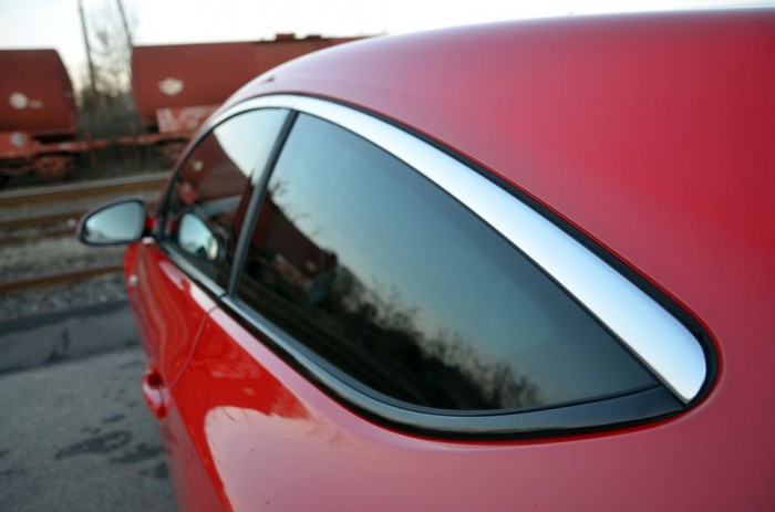 A terv egyik fontos eleme, a tetővonal. Szép, és hátul kellemes árnyékos helyet ad