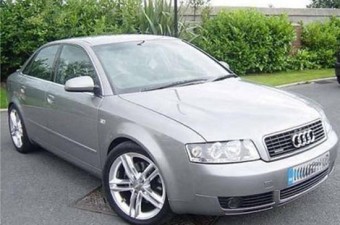 Négy gyereket autóztatott a csomagtartóban