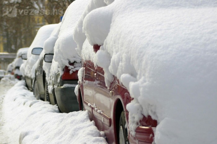 Legyen az autónkban jégkaparó, jégmentesítő spray, hóseprű, meleg hálózsák és nem távirányítós, kulccsal nyíló zár esetén a zsebünkben zárolajzó jégoldó