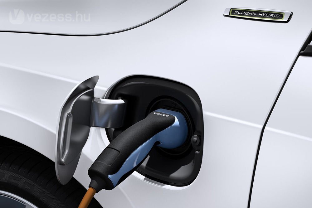 Az akkuk konnektorból tölthetők, árammal gurulva 50 km a hatótávolság