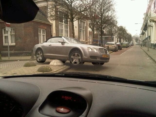 Bármit is szeretett volna a Bentley vezetője, az eredményt biztosan nem így, képzelte el.
