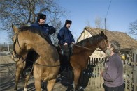 Idős polgártárs (az MTI szerint nyugdíjas bányász) hogyléte felől érdeklődő rendőrök a szabolcsi tanyavilágban