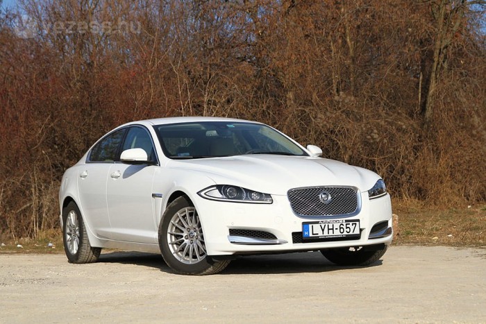 Jaguar XF: Szerencsére nem német, sajnos 1 A tavaly felfrissített Jaguar XF érdekes lehetőség a felső-középkategória azon vevői számára, akik nem akarnak tizenkettő-egy tucat 5-ös BMW-t, E Mercit vagy A6-ost