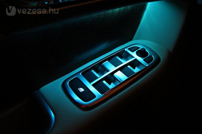 A türkiz derengés csodás hangulatot varázsol éjjelente