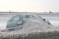 Beállunk mi is a pánikkeltők sorába. Jön a hó, hideg lesz, és hasonló rémségek várnak az autósokra a hétvégén. Váratlan dolog ez így télen