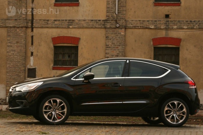 DS4: nagy feltűnés, nyolcmillióért 6 Az 1,4 tonnás a 2,0 HDI, 8,6 s alatt gyorsul százra és 212 km/óra a végsebessége. A gyári átlagfogyasztás 5,1 l/100 kilométer, nekünk autópályán és országúton 6,1 litert fogyasztott a kétliteres dízel, városban 7,8 litert mértünk
