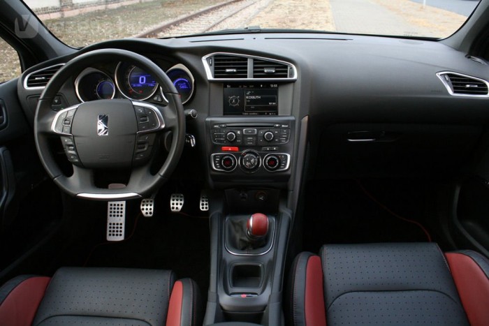 DS4: nagy feltűnés, nyolcmillióért 12 | Vezess Belülről is szép a DS4, jó a minőségérzet