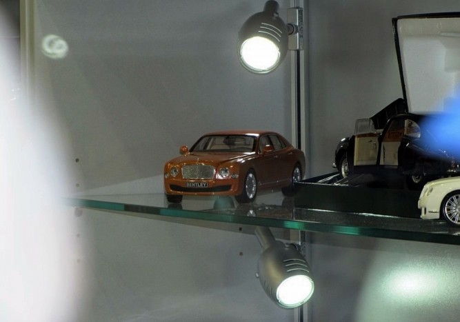 Vajon miért rejtegetik ezt a narancs Mulsanne-t?