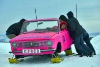 A stílus fontos! Igaz egy útra, csak lefelé, de ez a Lada mindent üt