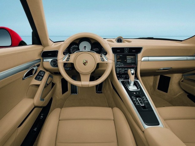 Maradt az öt körműszer az új 911-esben. A Carrerában fekete a fordulatszámmérő számlapja, a Carrera S-ben ezüst