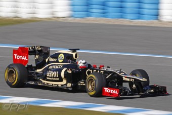 F1: Räikkönen pályára vitte az új autót