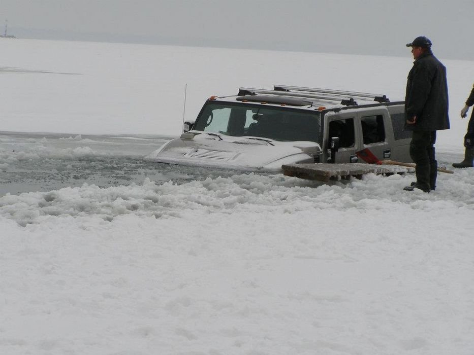 Beszakadt a Balatonba két luxusterepjáró 9