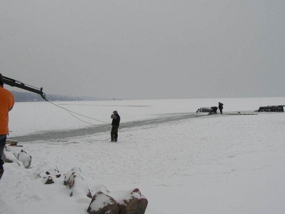 Beszakadt a Balatonba két luxusterepjáró 10