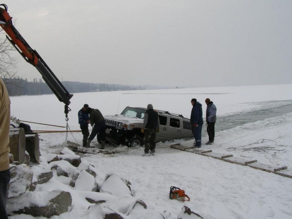 Beszakadt a Balatonba két luxusterepjáró 11