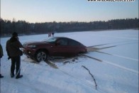 Lengyelországban sem mindig elég vastag a jég, hogy elbírjon egy BMW-t