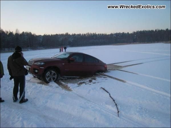 Lengyelországban sem mindig elég vastag a jég, hogy elbírjon egy BMW-t