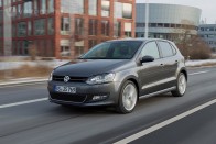 Kívülről semmi különös, csak egy VW Polo. Belül azonban vadonat új szív dobog benne, az új, alumíniumblokkos, 1.4 TSI benzinmotor hengerkikapcsolásos kivitele