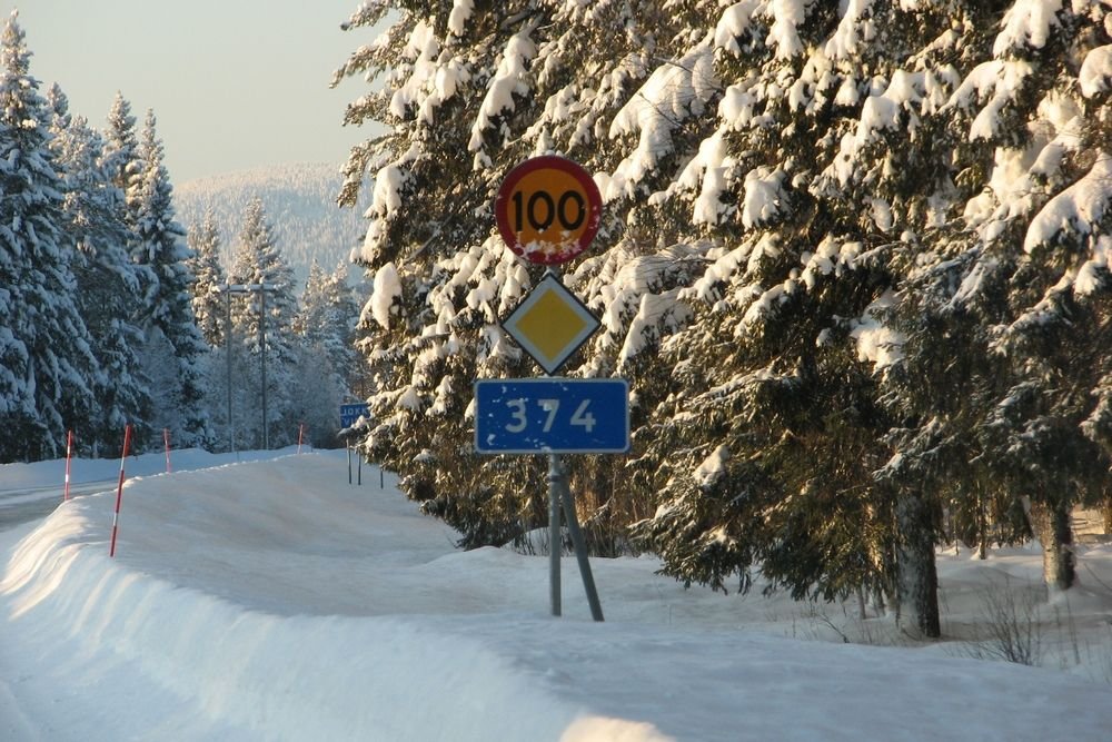 Kétszámjegyű svéd főút. 100 a limit, jégen, havon. Ilyet nálunk a legritkább esetben látni két sávon, pedig általában kevésbé csúszik az út