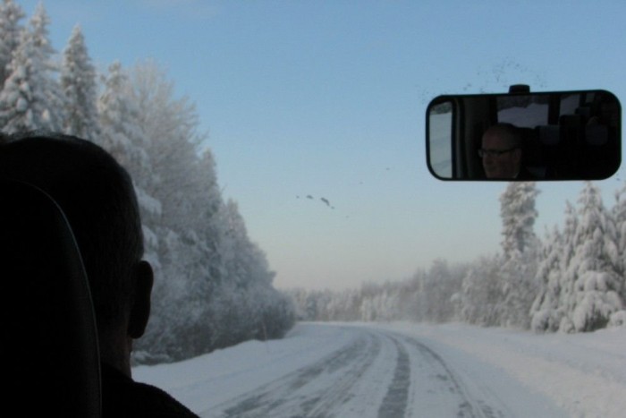 Közlekedési kultúra mínusz 35 fokban 5 | Vezess A fekete nyom a hó alatt nem aszfalt, jég. 100 rajta a megengedett