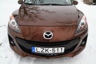 Hatalmas Mazda embléma trónol az orr közepén