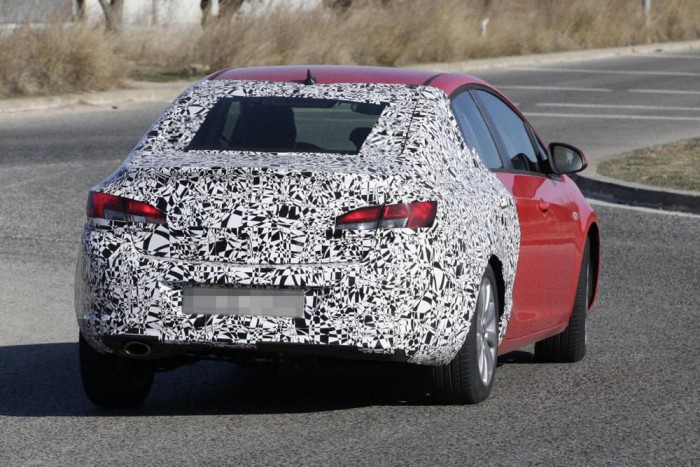 Kémfotón a lépcsőshátú Astra 4 | Vezess Kémfotón a lépcsőshátú Astra 4