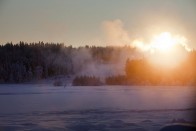 Éjszaka mínusz 42, nappal mínusz 35. A svéd Lappföldön aztán lehet téli gumit tesztelni!