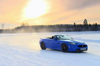 Jégre merészkedett Jaguar