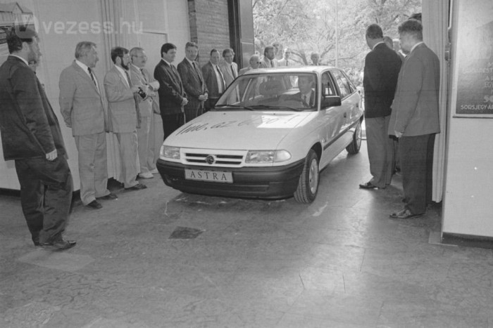 Hazatér az első magyar Astra 5 20 éve volt: a kép bal szélén Dános András, az Opel Magyarország PR-igazgatója kíséri az első Astrát a múzeum kupolatermébe