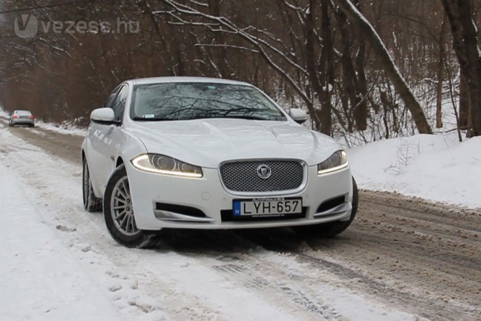 Nem vészes a mostani tél 3 A havas kaptatón a Jaguar sokat veszített méltóságából. Kipörögni akaró kerekeit állandó kattogással fékezte az elektronika, amely a vert helyzetből kihozta a maximumot. A vergődés nem volt előkelő, de az autó felaraszolt a célig, amivel az XF lett a teszt meglepetése