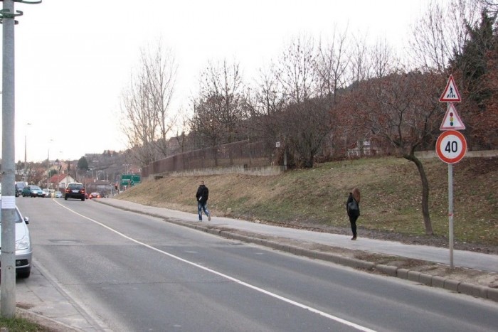 Budaörs belterületén facsarítja a szívet ez az értelmetlennek látszó 40-es tábla