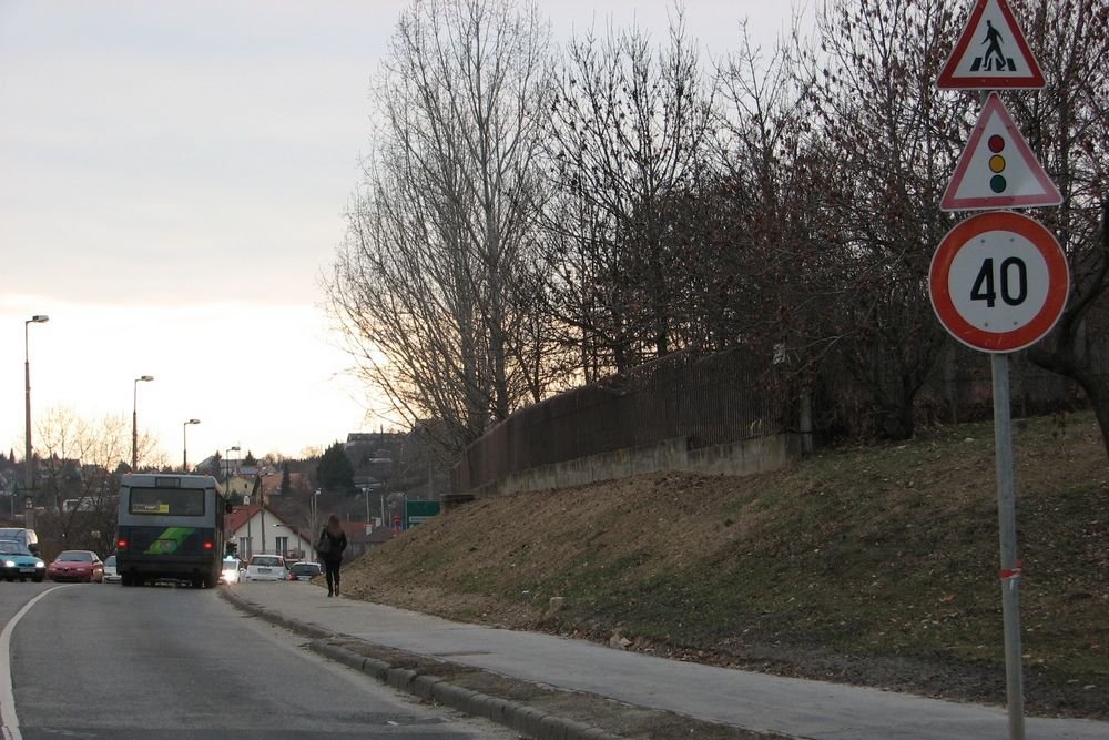 Vagy 2-300 méterrel a tábla után van egy lámpa. Addig záróvonal. A 40 teljesen indokolatlan
