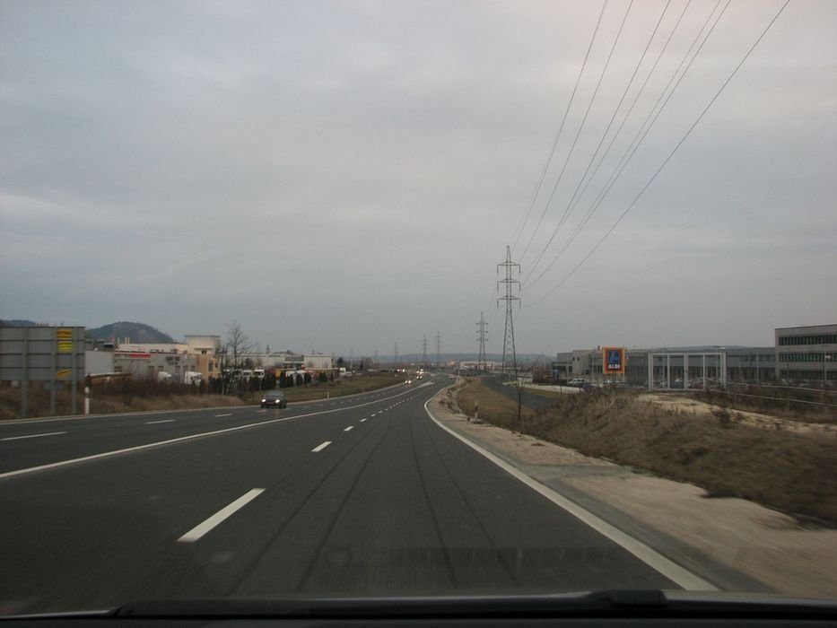 Az Egyes úton, Budaörstől kifelé pár kilométerre 50km/h-s tiszteletadás kötelező a senki által nem használt, ráadásul lámpával is védett zebrának