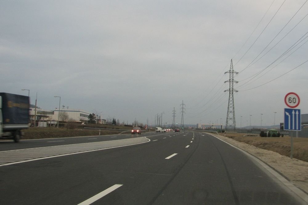 Itt még 60, de kicsivel később 50-re kell lassítani az ALDI-központ mellett